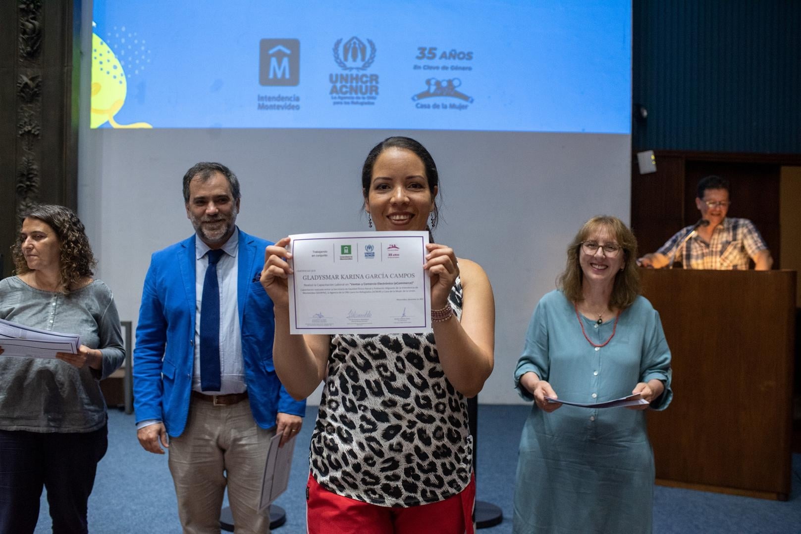 Una de las participantes exhibe con orgullo su certificado.