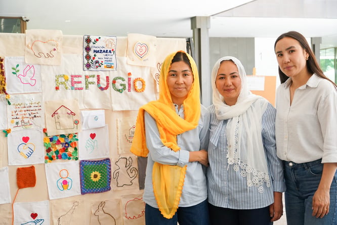 Mahtab, Saliha y Shahnaz, refugiadas afganas, participaron en la jornada con los bordados tradicionales hazaras, que fabrican con el proyecto Zomorod Trends.