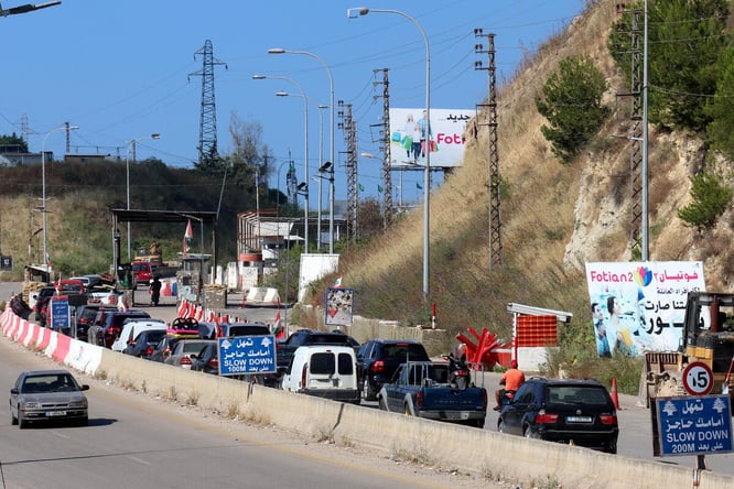 Líbano. Largas colas próximas a un punto de control en un área del sur del Líbano