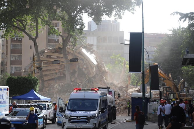 Equipos de búsqueda y rescate trabajan entre los escombros de un edificio derrumbado en Los Palos Grandes, en el municipio de Chacao, Caracas, tras los devastadores terremotos que sacudieron Venezuela el 24 de junio de 2026.