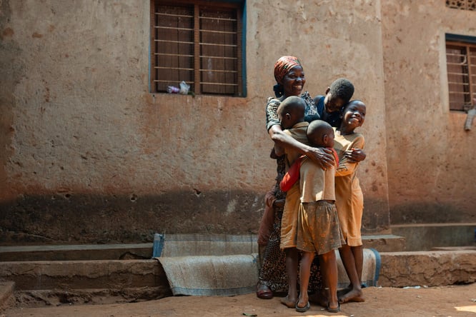 Jeanne, antigua refugiada, y su familia recibieron apoyo de ACNUR para su reintegración tras regresar a Burundi desde la República Democrática del Congo.Jeanne, antigua refugiada, y su familia recibieron apoyo de ACNUR para su reintegración tras regresar a Burundi desde la República Democrática del Congo.