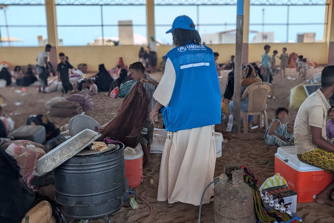 Un miembro del personal de ACNUR visita un asentamiento en Obock, Yibuti, que acoge a familias refugiadas yemeníes llegadas en barco tras huir de las crecientes hostilidades en la costa occidental de Yemen.