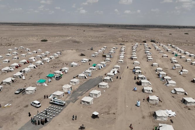 Vista aérea del asentamiento de desplazados de Al-Firdaws, en la gobernación de Adén (Yemen), construido por las autoridades locales para acoger a personas desplazadas por la escalada del conflicto.