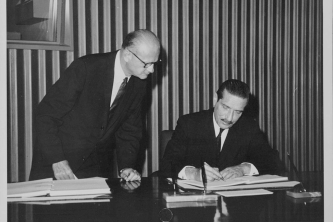 United States. Final act of UN conference on Statelessness signed at UN HQ