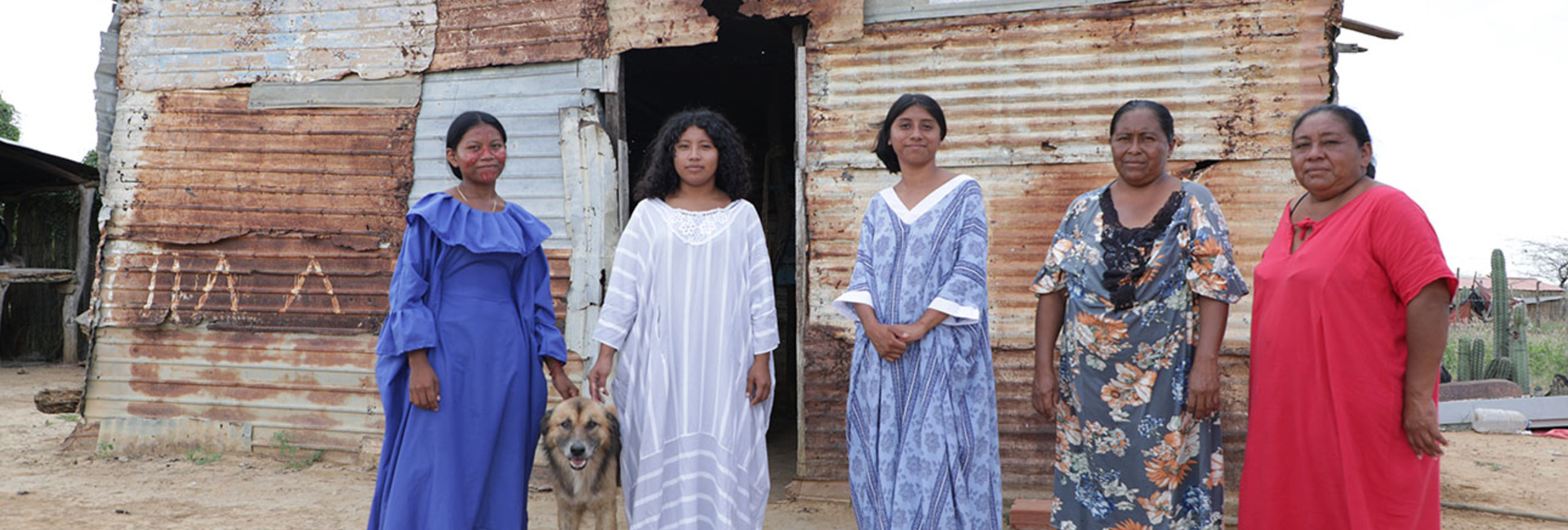 Un grupo de mujeres wayuu posa para una foto de grupo.