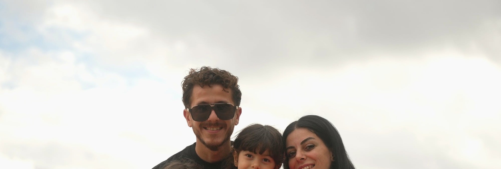 Raed y Noura se vieron forzados a huir del conflicto en Siria. Tras un exilio de 14 años en Líbano, llegaron con sus hijas a Calella, Barcelona, a través del programa de reasentamiento de España.
