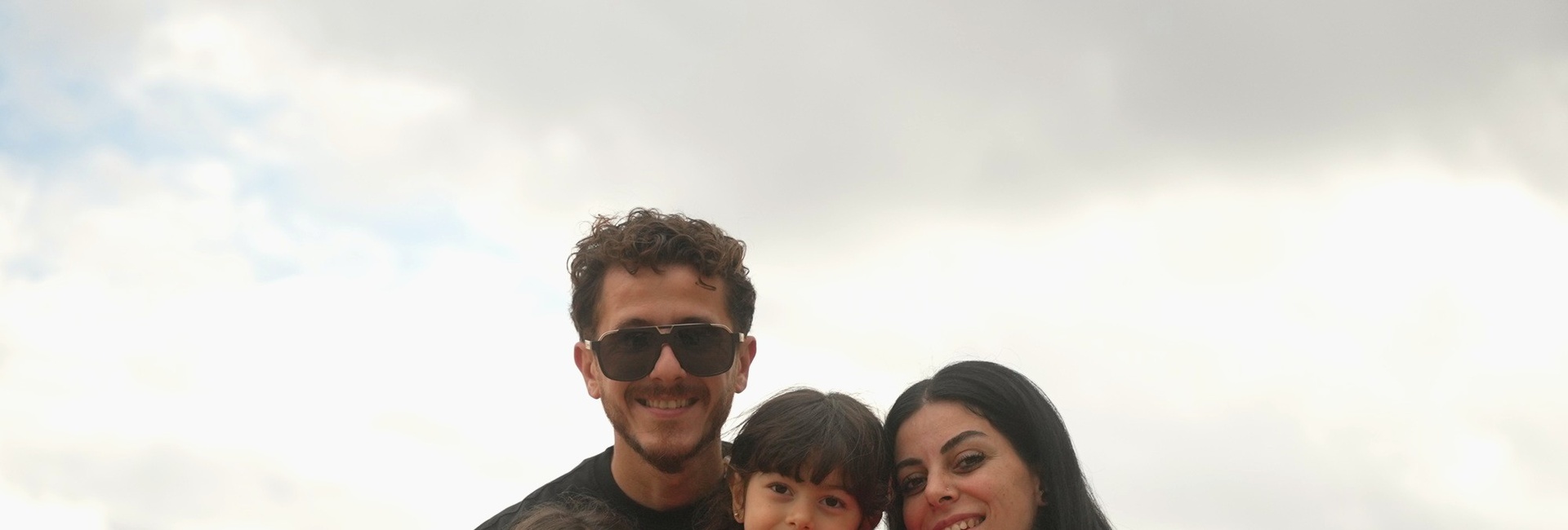 Raed y Noura se vieron forzados a huir del conflicto en Siria. Tras un exilio de 14 años en Líbano, llegaron con sus hijas a Calella, Barcelona, a través del programa de reasentamiento de España.
