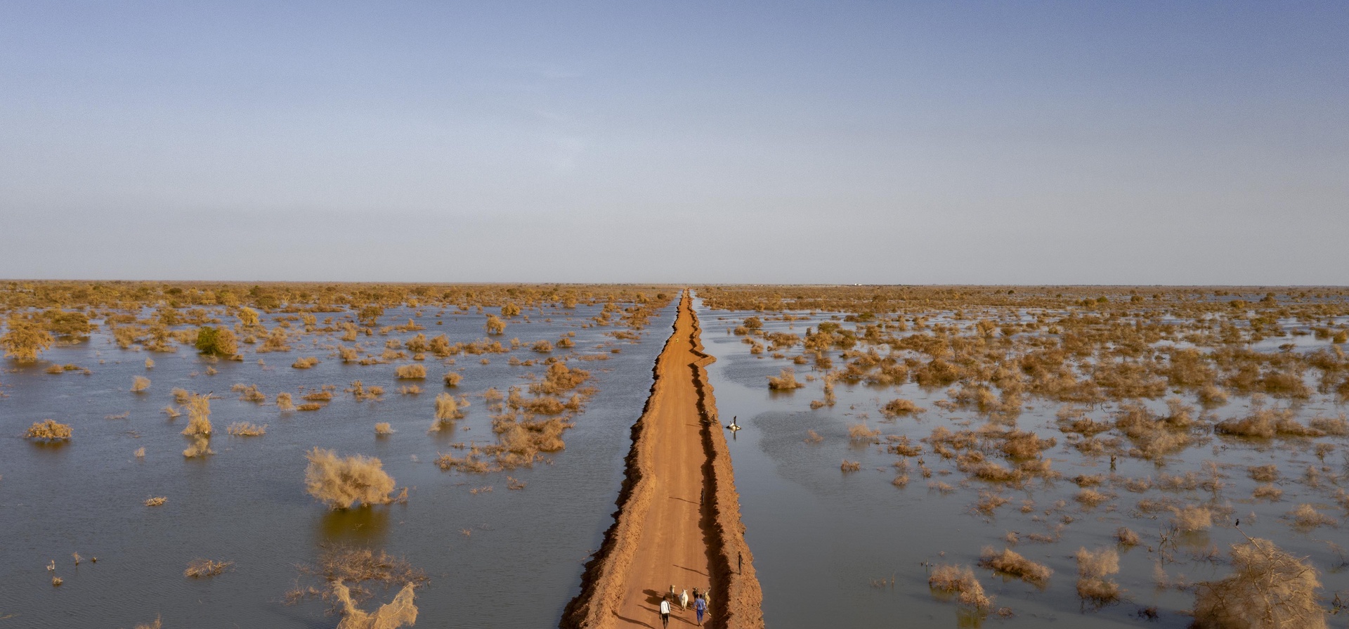 Una carretera atraviesa aguas que se extienden hasta el horizonte.
