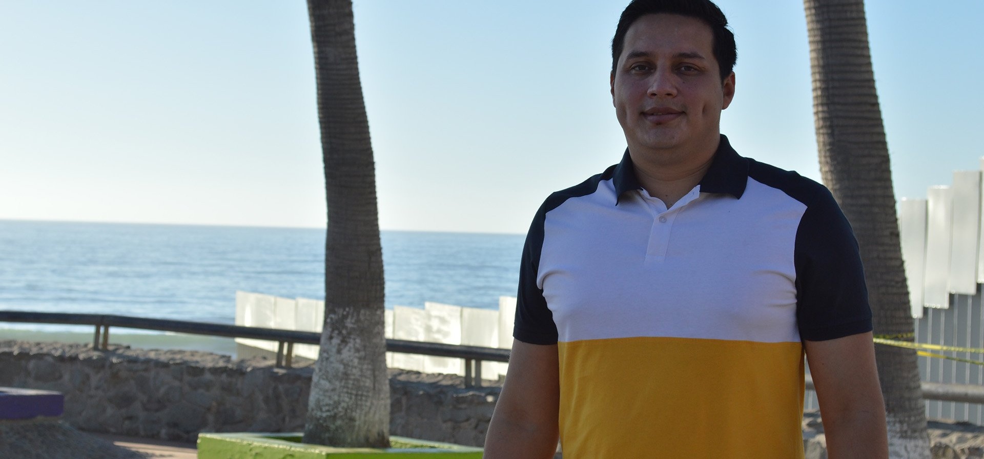 José posa por una foto en Tijuana, México.