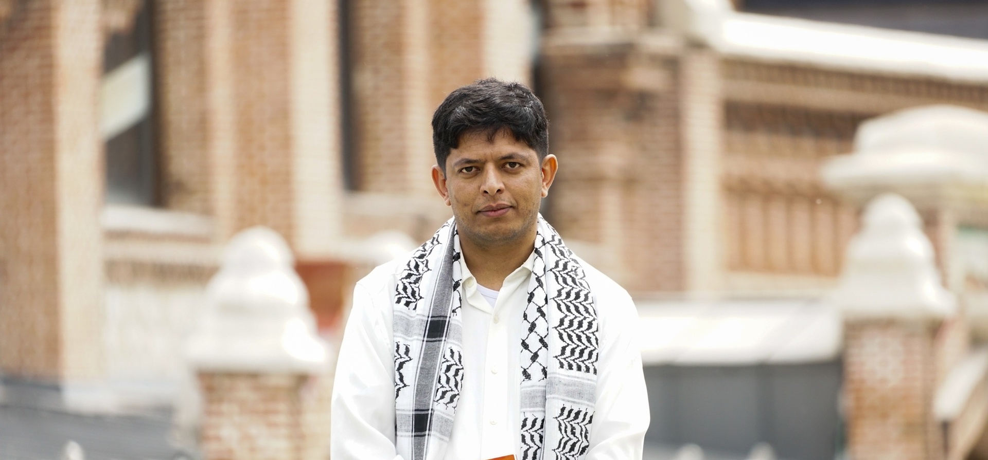 Yousef Al Dubai posa en Madrid, con el libro "De Yemen a España. Un periplo de arena y sal"