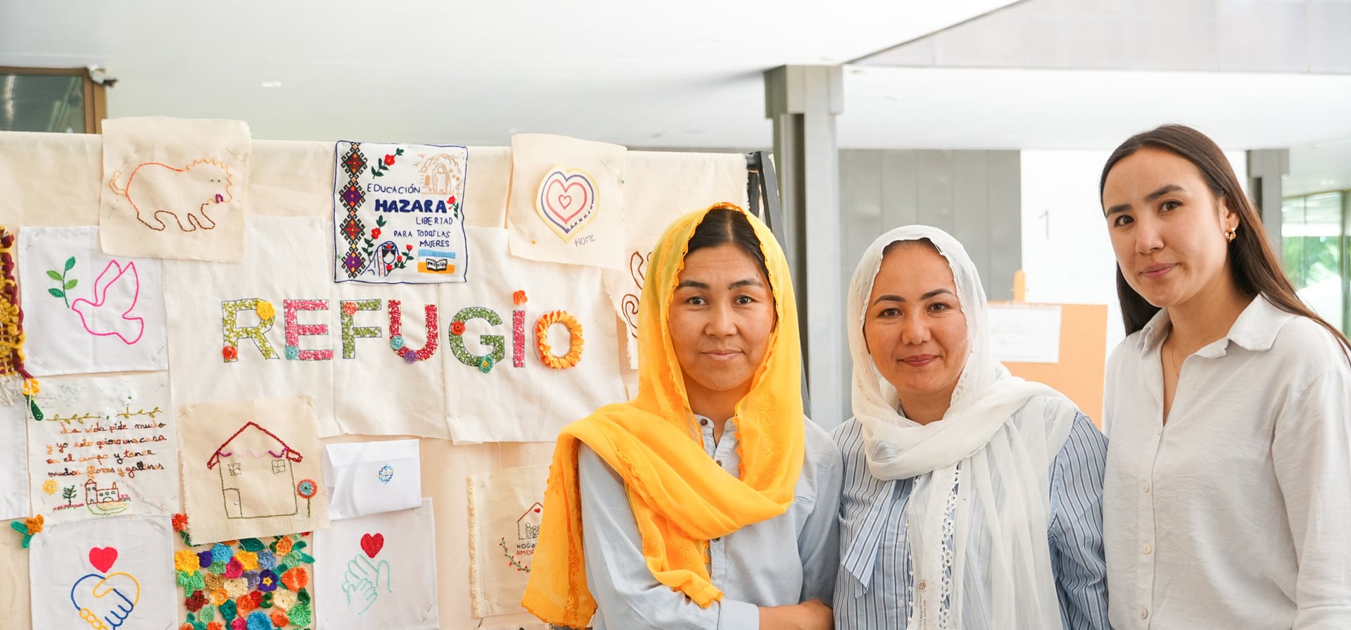 Mahtab, Saliha y Shahnaz, refugiadas afganas, participaron en la jornada con los bordados tradicionales hazaras, que fabrican con el proyecto Zomorod Trends.