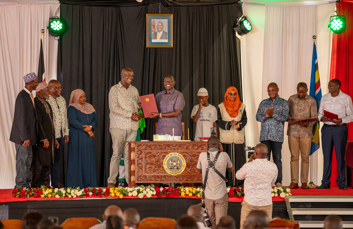 Un grupo de personas celebra la firma del documento oficial que reconoce la ciudadanía de la comunidad pemba, en Kenia