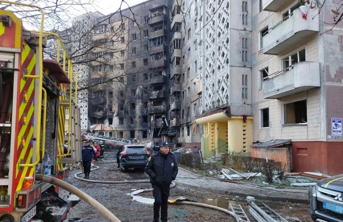 Los servicios de emergencia asisten en una zona residencial en Ternópil, en el oeste de Ucrania, dañada por un ataque aéreo ruso el 20 de noviembre de 2025.