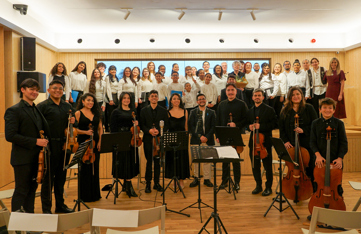 Coros y orquesta de Música Sin Fronteras durante el concierto Arte Refugiado.