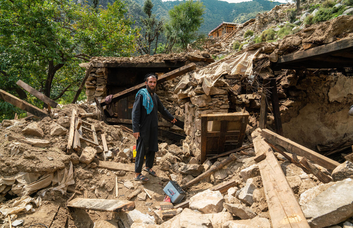 Rahmatullah perdió a su madre y a un hijo en el terremoto que sacudió la provincia de Kunar, al este de Afganistán, en agosto de 2025.