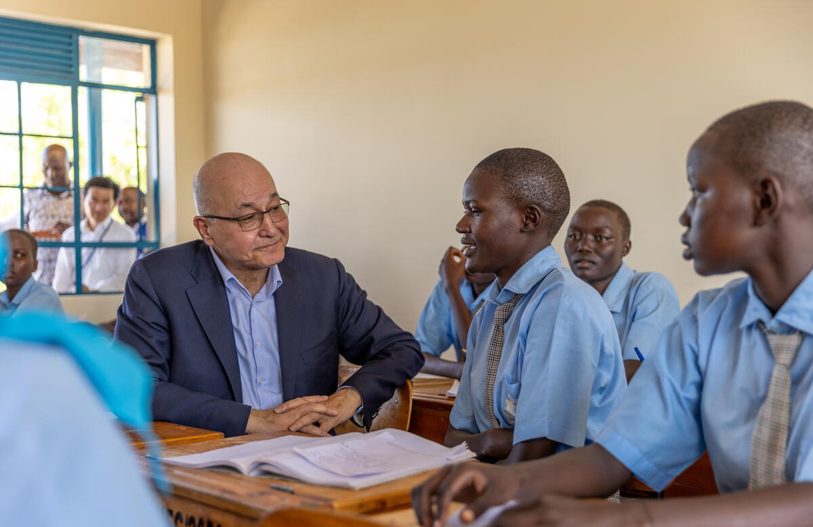 El Alto Comisionado de la ONU para los Refugiados, Barham Salih, conversa con estudiantes refugiadas en la Escuela Secundaria The Big Heart Foundation en Kakuma, Kenia.