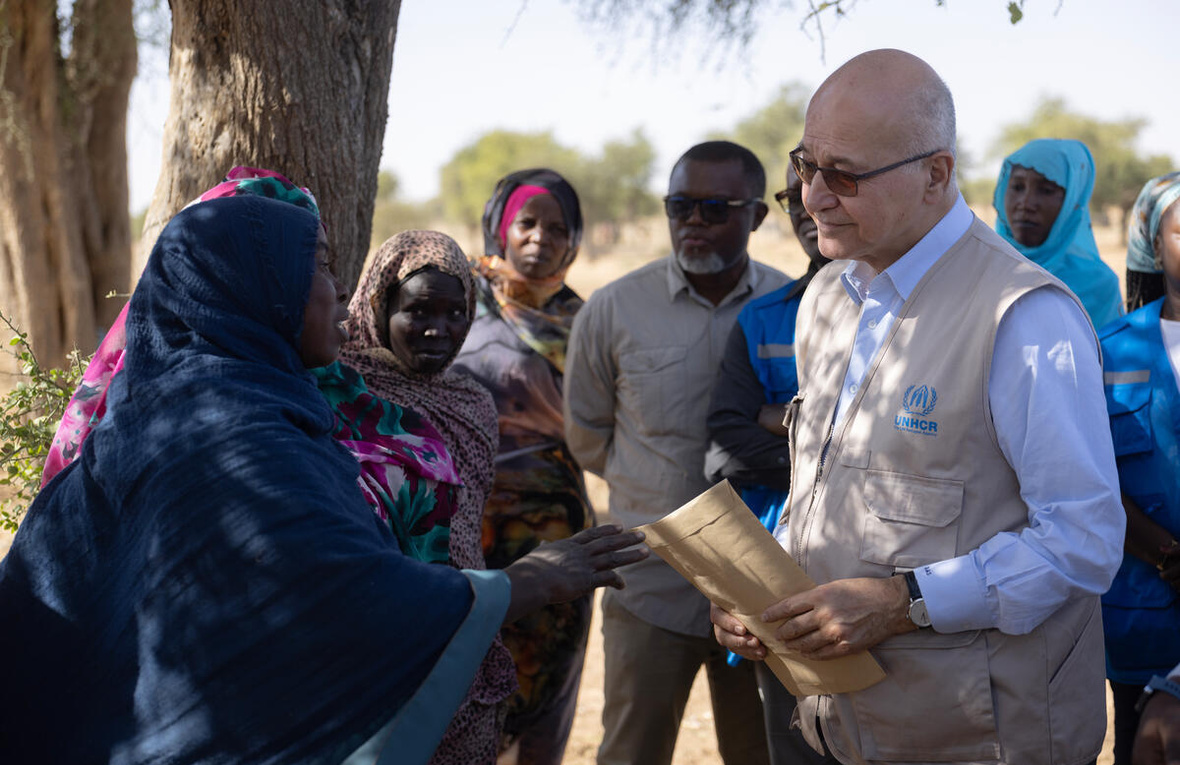 El Alto Comisionado de las Naciones Unidas para los Refugiados, Barham Salih, se reúne con refugiados sudaneses y miembros de la comunidad local que cultivan y venden productos juntos en un huerto comunitario en Farchana, Chad.