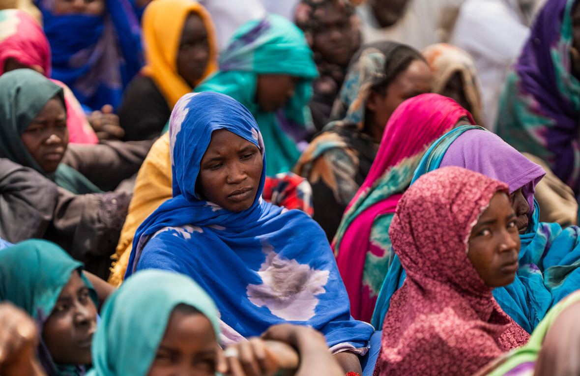 Refugiadas sudanesas se reúnen en un asentamiento temporal en Koulbous, Chad, junto a la frontera con Sudán, en marzo de 2025, después de huir del conflicto todavía en curso.