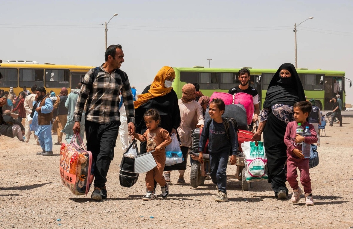 Una familia afgana regresa a su hogar desde Irán tras cruzar la frontera de Islam Qala, en la provincia afgana de Herat, en julio de 2025.