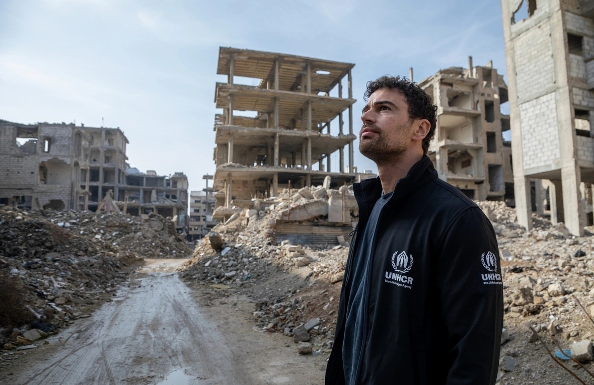 El Embajador de Buena Voluntad de ACNUR, Theo James, constata la destrucción en el barrio de Tadamon, en Damasco.