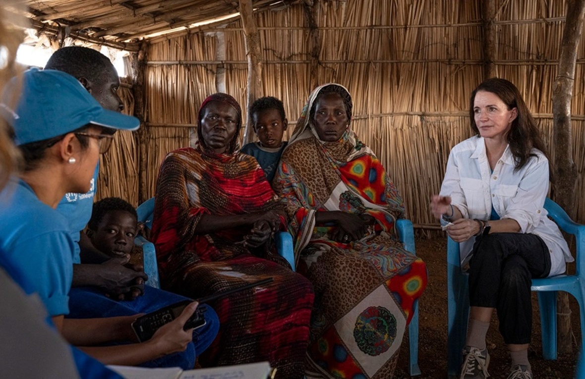 Kristin Davis (a la derecha), Embajadora de Buena Voluntad de ACNUR, escucha al personal de la Agencia mientras traduce el relato de Ayuen y Christina, refugiadas sursudanesas retornadas, que explicaron las dificultades de su viaje durante una visita al centro de recepción de Wunthou, en el condado de Renk, en el Estado del Alto Nilo, Sudán del Sur.