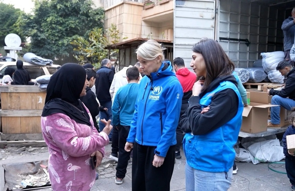   Haniya (a la izquierda), una de las decenas de miles de personas desplazadas en todo el Líbano por los ataques aéreos israelíes y las alertas de evacuación, acude a un reparto de suministros de ACNUR en Beirut. 