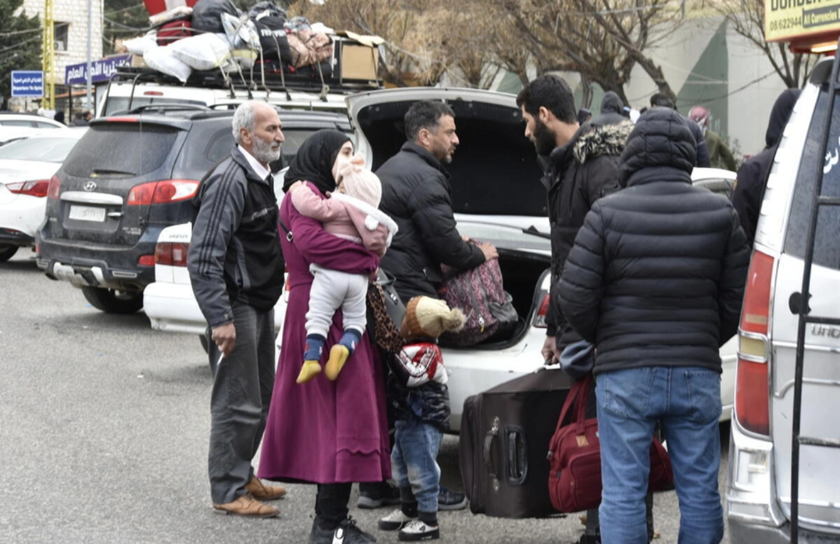   Una familia llega al paso fronterizo de Masnaa, en el Líbano, para cruzar hacia Siria y ponerse a salvo de los bombardeos israelíes y las órdenes de evacuación.