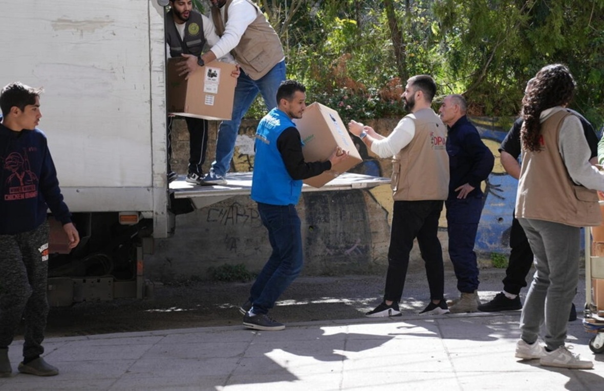 Personal de ACNUR entrega artículos de ayuda de emergencia en un refugio colectivo para familias desplazadas en la gobernación de Adra Saida, en el sur del Líbano.