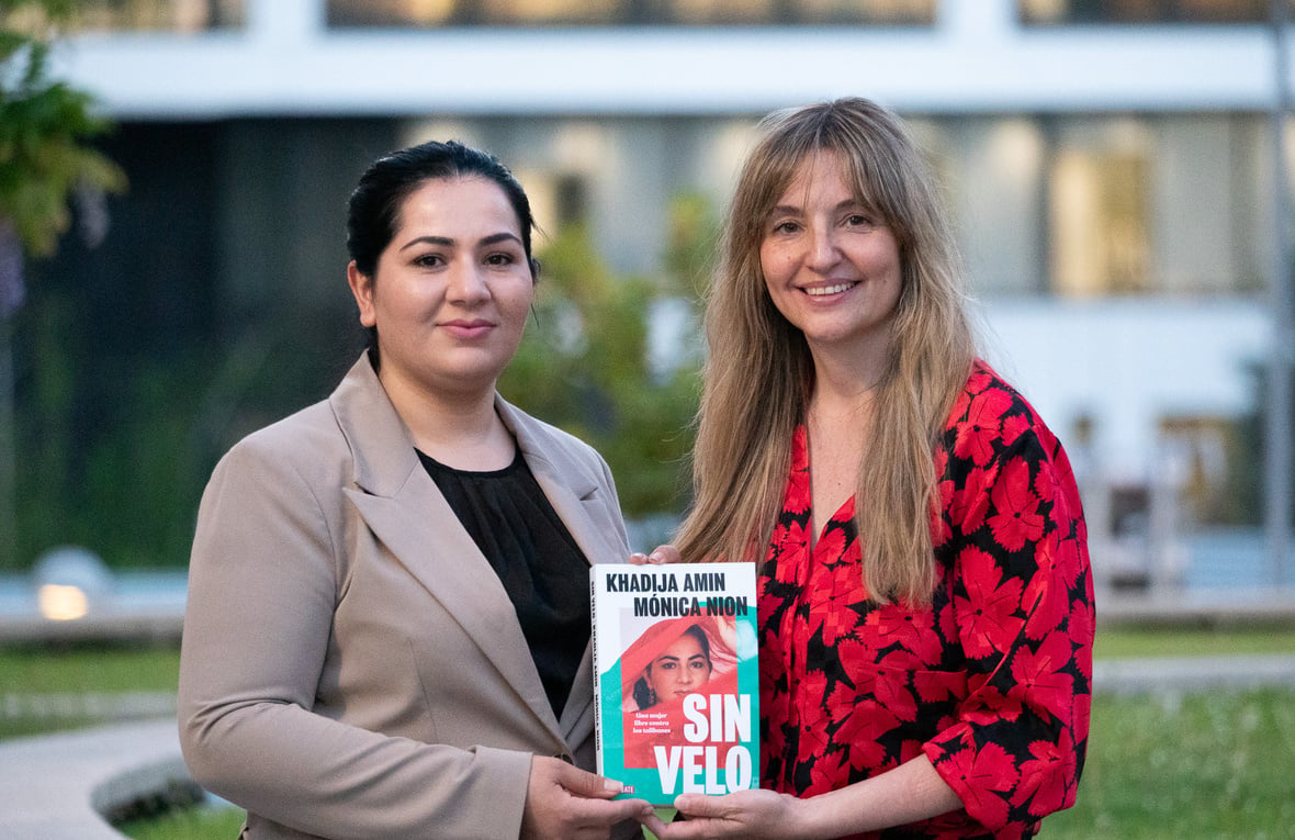 Khadija Amin y Mónica Nion sostienen el libro Sin velo, biografía de Khadija.
