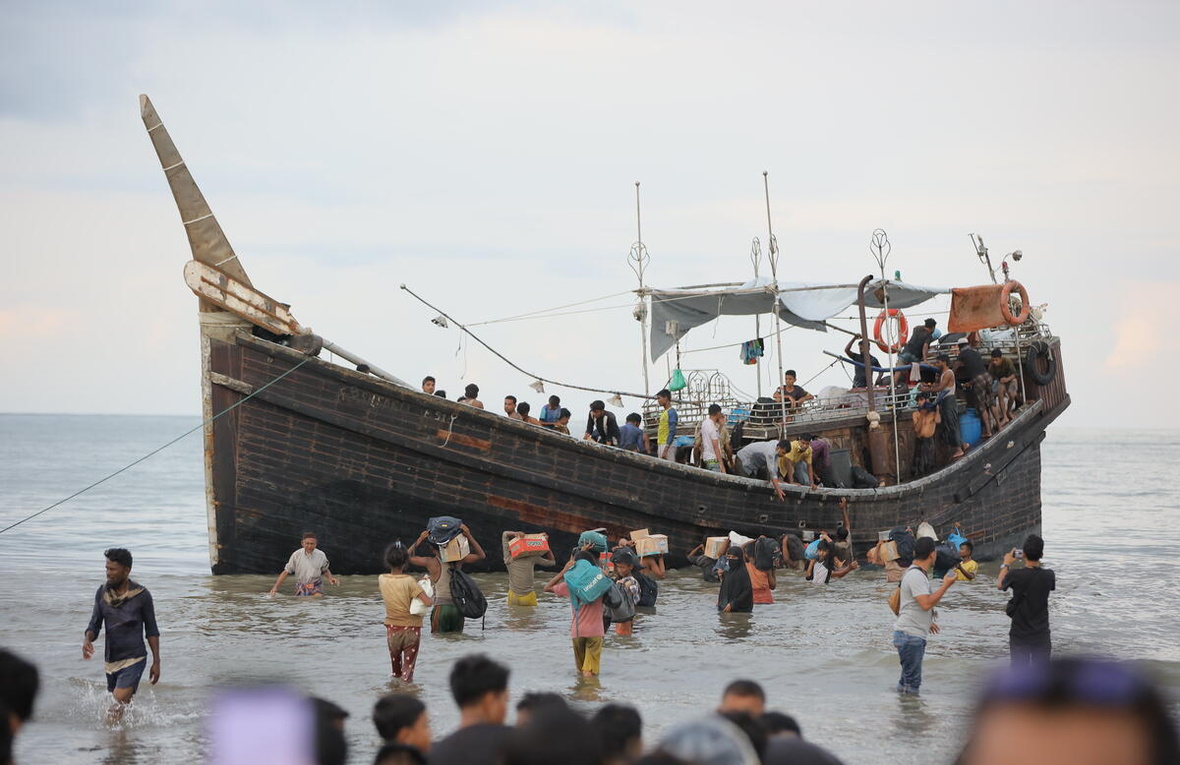 Personas refugiadas rohingyas llegan a Ulee Madon, en la provincia indonesia de Aceh, en noviembre de 2023 tras realizar una peligrosa travesía desde Bangladés.