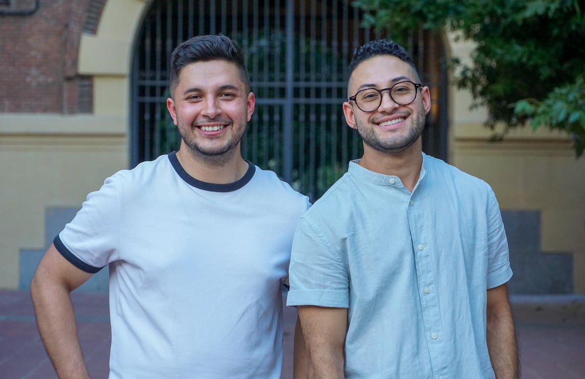 Mateo, cofundador del proyecto Música Sin Fronteras y de la Academia Cumbres, con Matías, uno de los integrantes del coro formado por personas refugiadas y voluntarias, con apoyo de ACNUR.