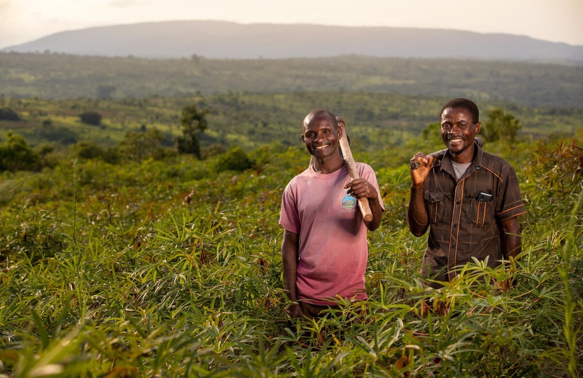 Los amigos de toda la vida Kalonda (izquierda) y Samuel (derecha) en los campos donde trabajan juntos cerca del pueblo de Sango Malumbi, en la provincia de Tanganika, República Democrática del Congo.