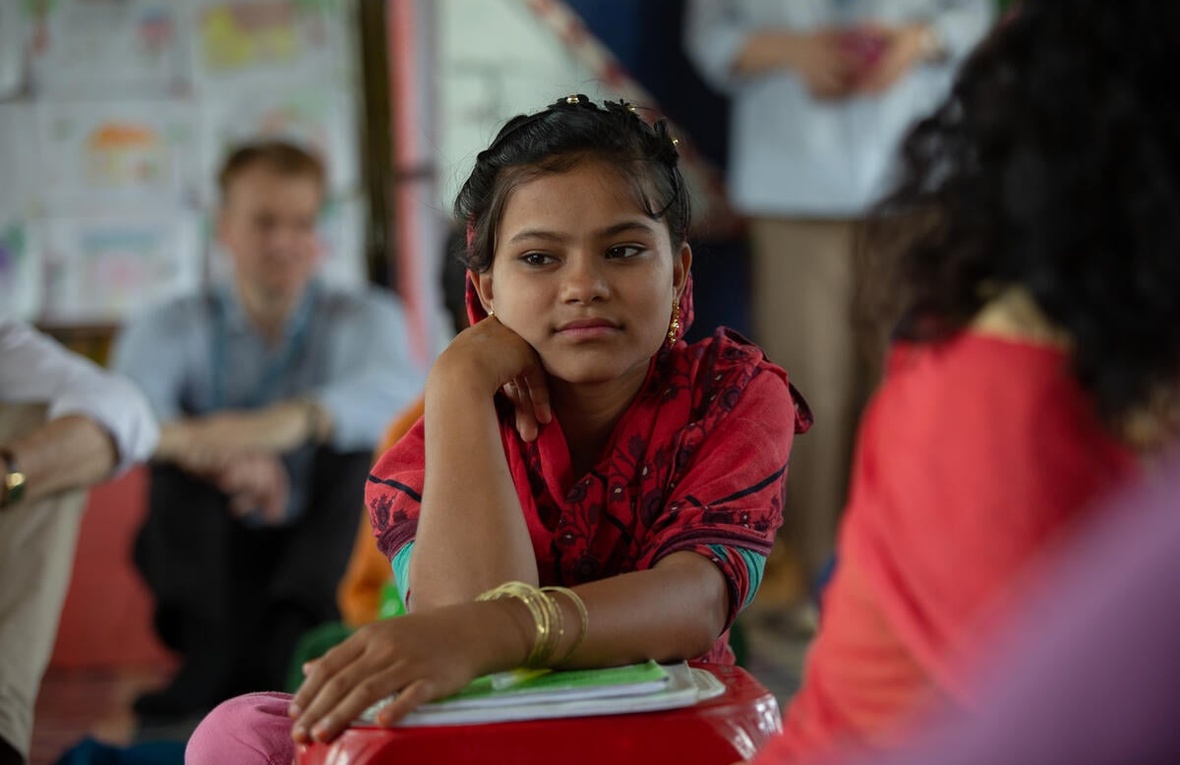 Una niña asiste a un Club de Adolescentes en uno de los campamentos para refugiados rohingyas en Cox’s Bazar. Los clubes ofrecen sesiones de alfabetización básica, matemáticas y otras habilidades.