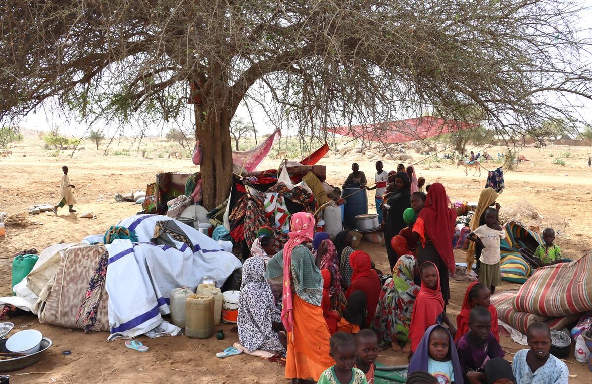 Personas refugiadas de Sudán acampan debajo de un árbol en un pueblo en Chad, a 5 km de la frontera.