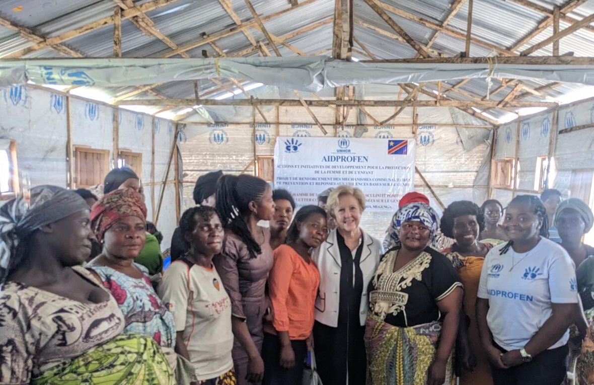 La Alta Comisionada Auxiliar de ACNUR, Gillian Triggs (al centro), se reúne con mujeres desplazadas internas en el asentamiento de desplazamiento interno de Luchagara, en la República Democrática del Congo.