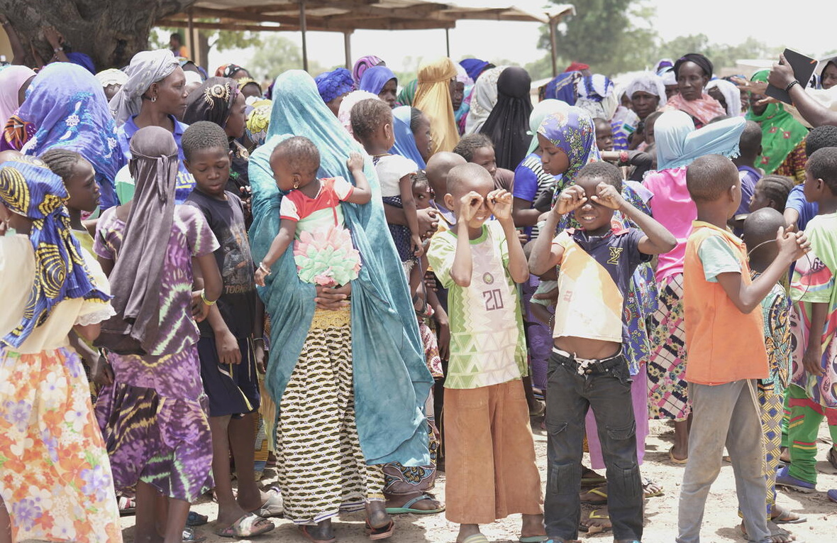 Mujeres y niños de Burkina Faso esperan a ser identificados por socios de ACNUR en Costa de Marfil..