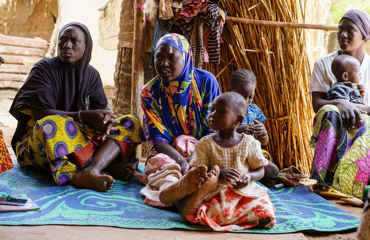 Mujeres y niños en un refugio en marzo de 2024, en el asentamiento de Soucoura, Mali, que acoge a personas refugiadas de Burkina Faso que huyeron de la violencia.