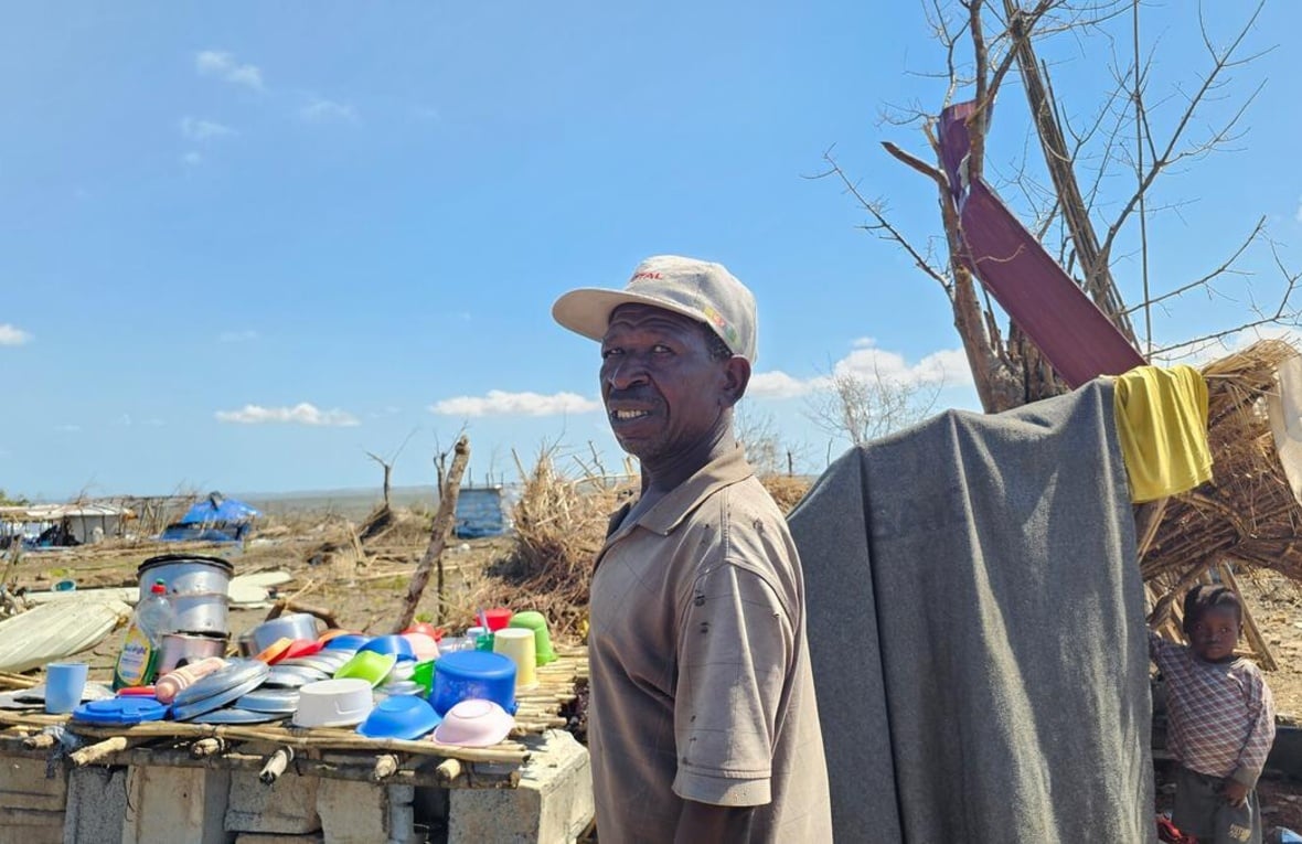 Un hombre entre las ruinas de una casa sin techo