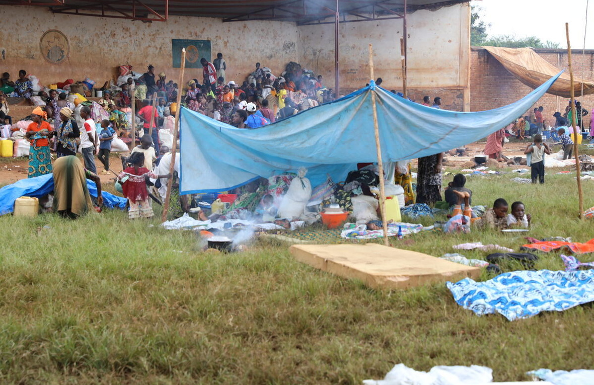 Familias que huyen de la violencia en el este de la República Democrática del Congo se refugian en una escuela local en la provincia de Cibitoke, Burundi, en febrero de 2025. 
