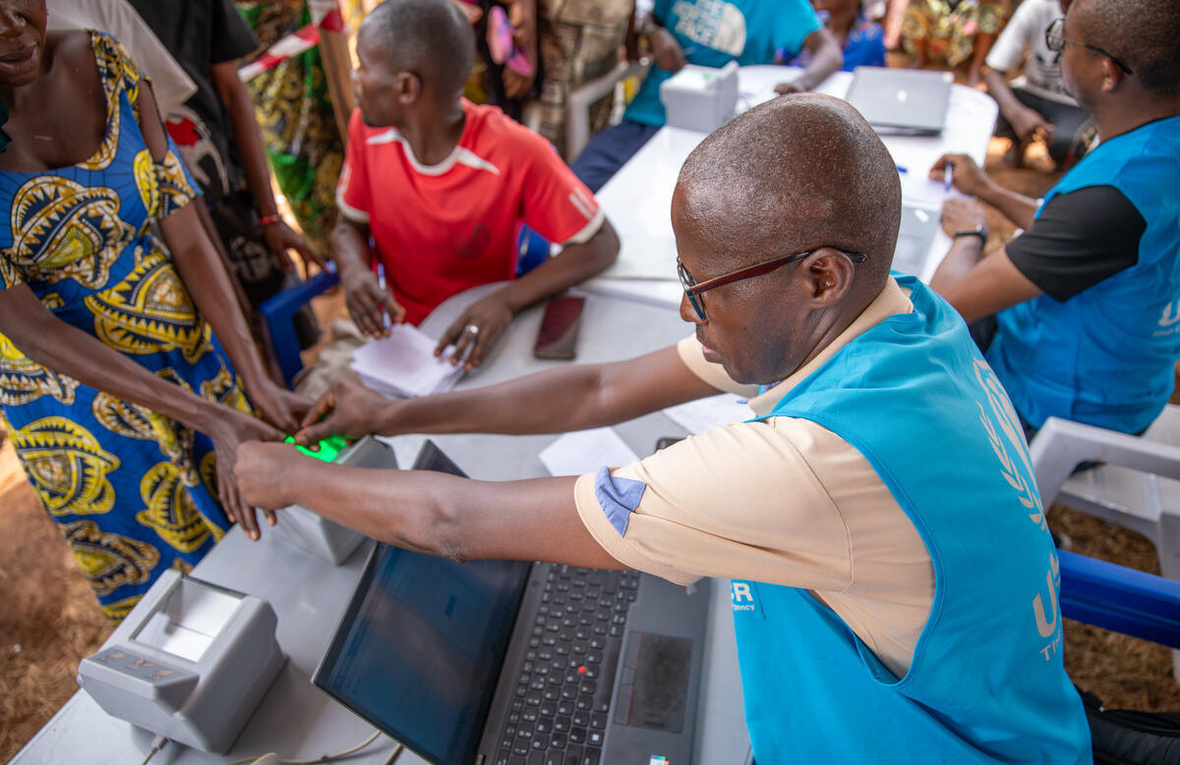 El personal de ACNUR en Rugombo ayuda a registrar a los recién llegados de la República Democrática del Congo.