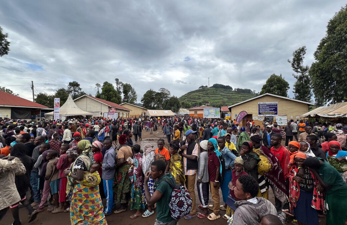 Refugiados congoleños recién llegados al Centro de Tránsito de Nyakabande, en el suroeste de Uganda, que ya sextuplica su capacidad inicial.
