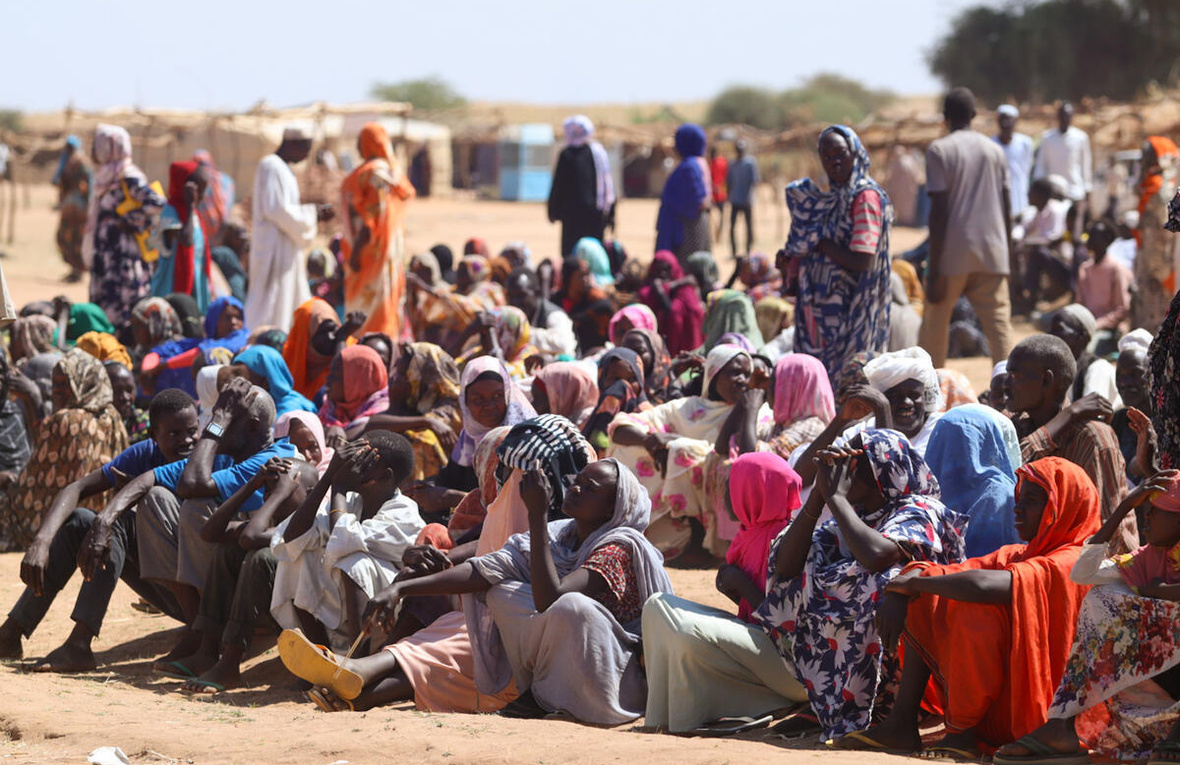 Personas que huyeron recientemente de los combates en El Fasher y sus alrededores esperan por asistencia en Tawila, en el estado de Darfur del Norte, Sudán.