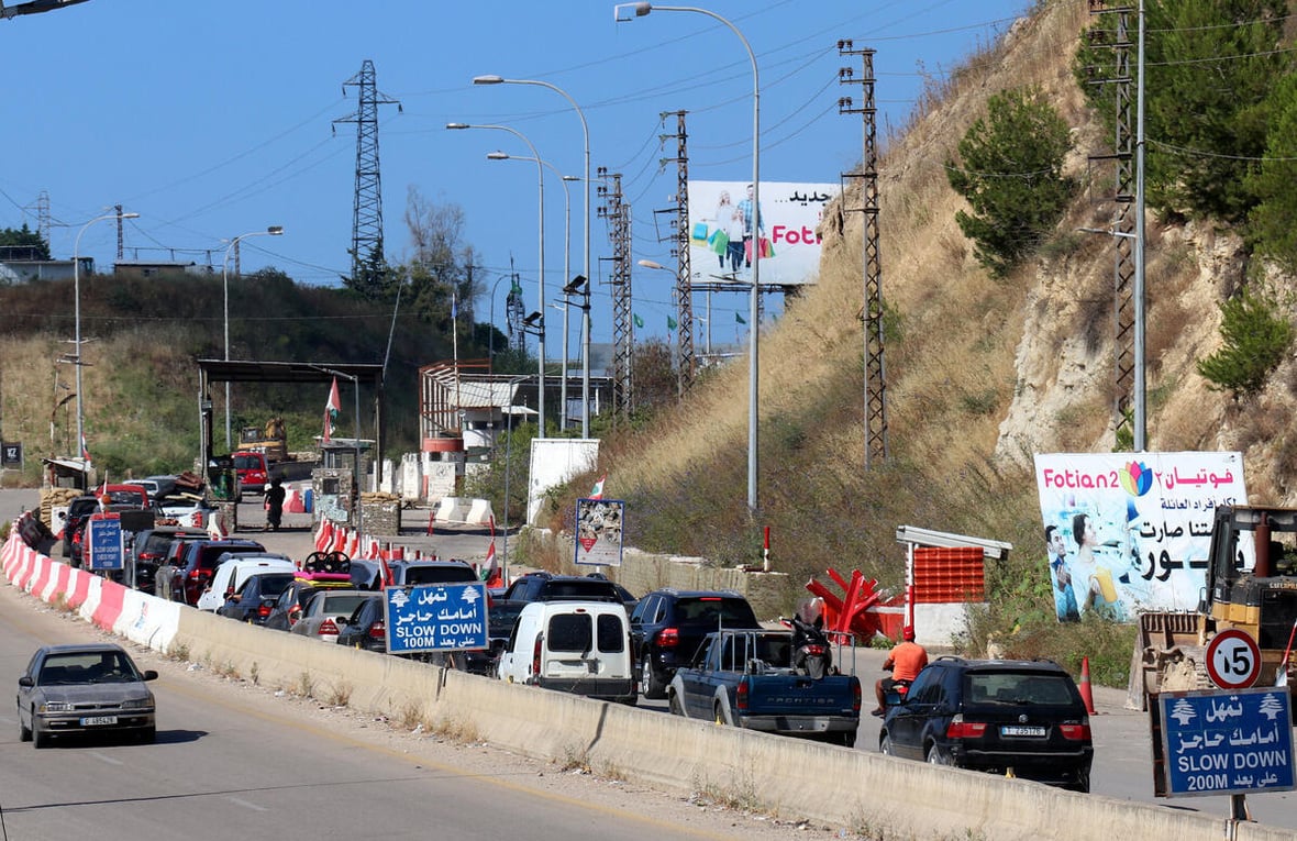 Líbano. Largas colas próximas a un punto de control en un área del sur del Líbano