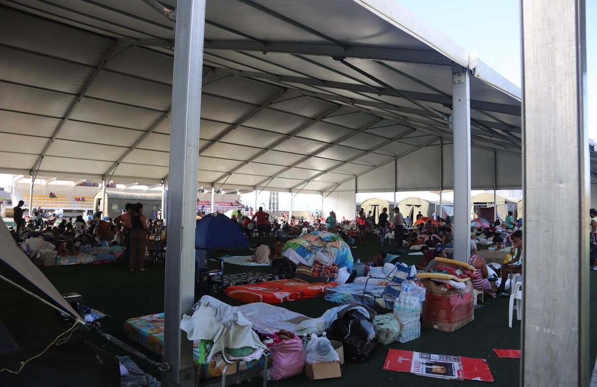 Un alojamiento temporal para personas afectadas por los mortíferos terremotos, en el Complejo Deportivo José María Vargas, en La Guaira, Venezuela.