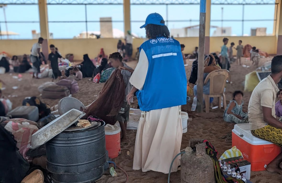 Un miembro del personal de ACNUR visita un asentamiento en Obock, Yibuti, que acoge a familias refugiadas yemeníes llegadas en barco tras huir de las crecientes hostilidades en la costa occidental de Yemen.