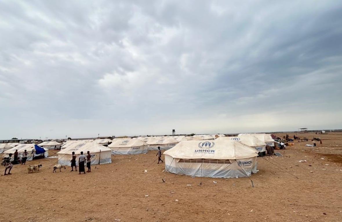 Familias recién llegadas que han huido de Yemen son acogidas en asentamientos para personas refugiadas cerca de Obock, en Yibuti.