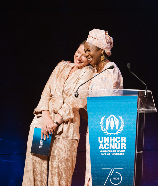 La presentadora Anne Igartiburu con Aminata Soucko, líder de Red Aminata, reconocida por su labor de defensa de las mujeres supervivientes de violencia.