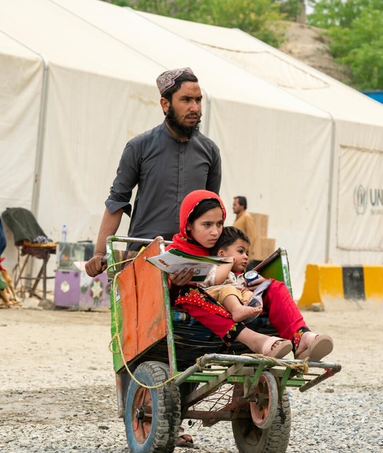 Hadigul lleva a sus hermanas pequeñas, Sabria y Freshta, mientras retornan a Afganistán. A pesar de las dificultades a las que se han enfrentado, esta familia tan unida demuestra su fortaleza y resiliencia en esta nueva etapa.