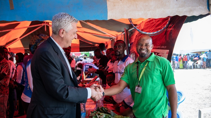 Filippo Grandi, Alto Comisionado para los Refugiados, estrecha manos con un refugiado en el campamento de Kakuma, en Kenia