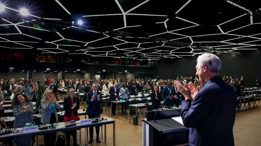 Un auditorio lleno de personas aplaudiendo